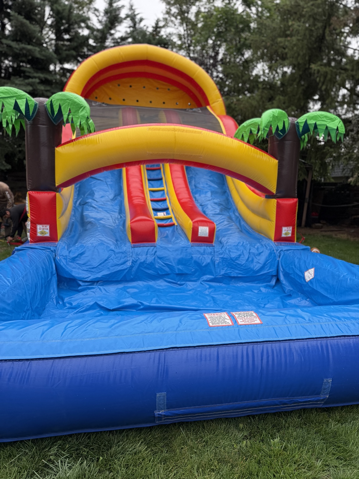 Dual slide water bounce house